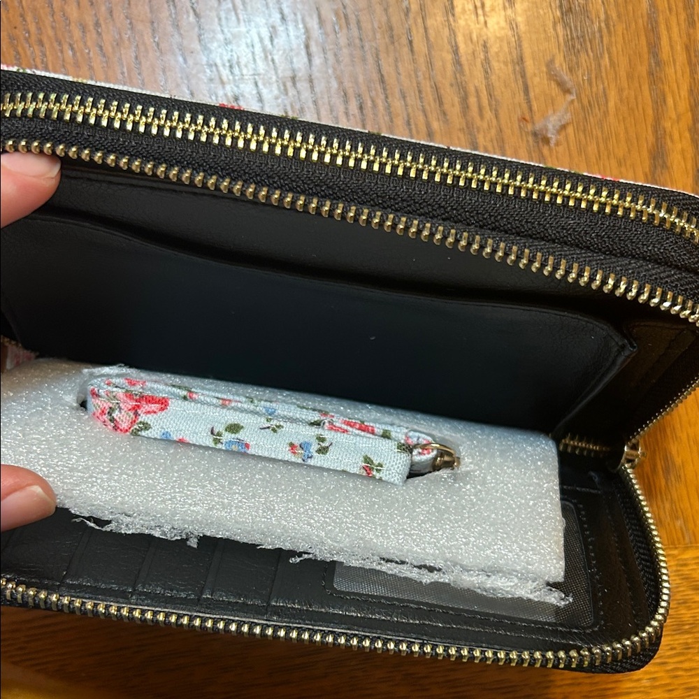 NEW-Floral Women's Wristlet Wallet - pretty blue denim type material with roses - Picture 6 of 8